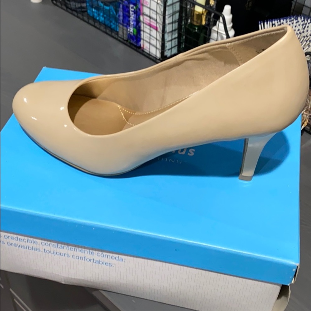 Nude heels size 7